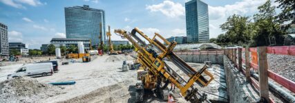 Baugrube für neues Büro-Hochhaus