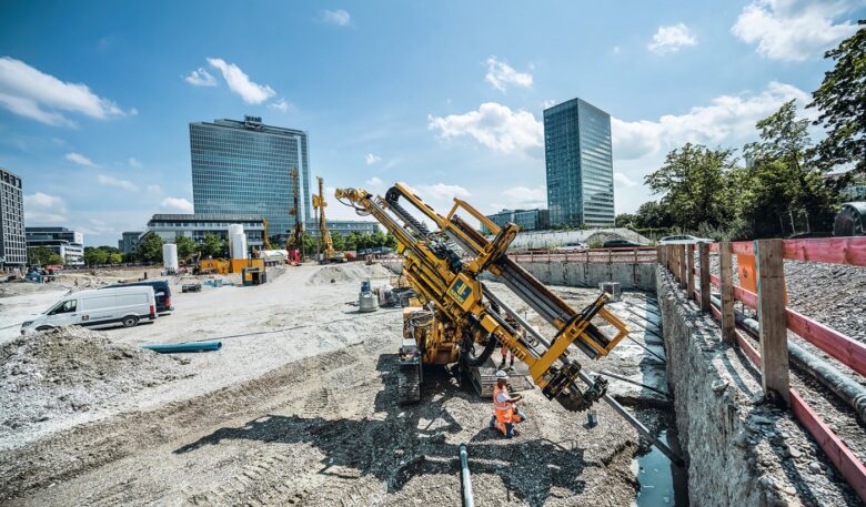 Baugrube für neues Büro-Hochhaus