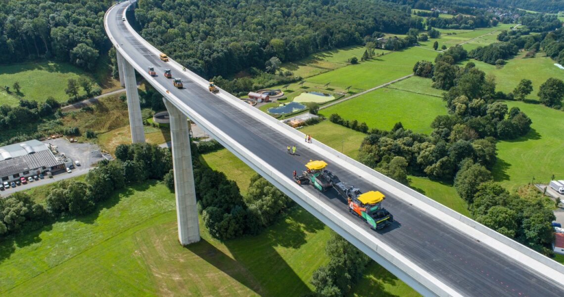 Straßenbau auf Brücke mit Vögele Maschinen