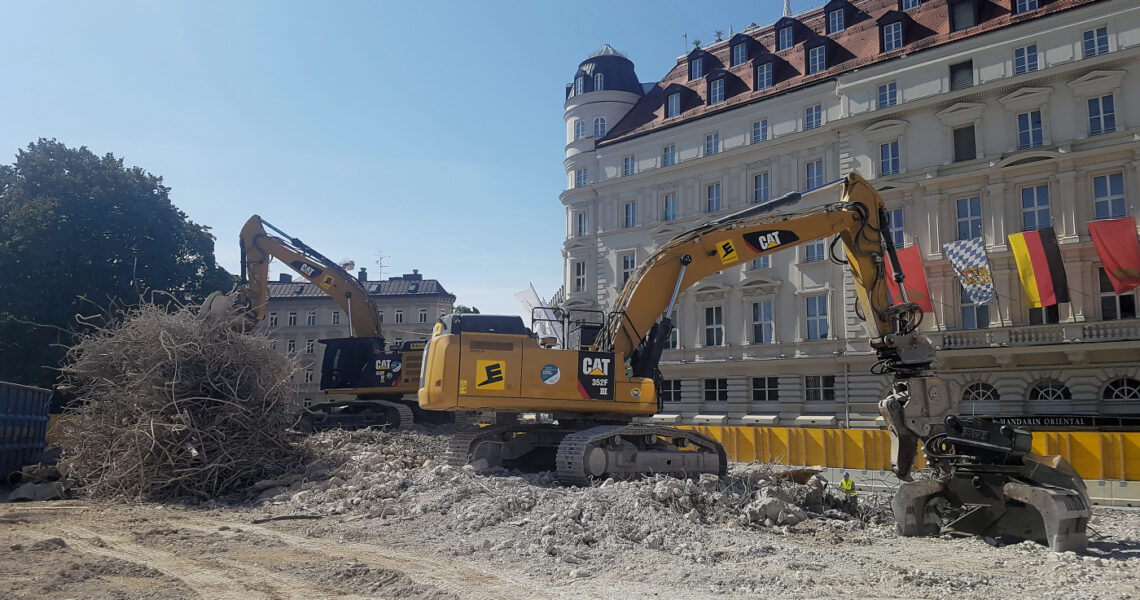 Cat-352F-Bagger Rückbau Parkhaus München