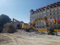 Cat-Bagger 352-F unterstützen Parkhaus-Rückbau in München