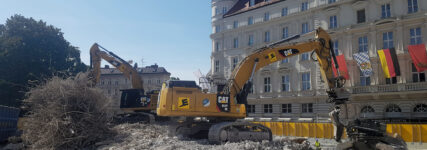 Cat-Bagger 352-F unterstützen Parkhaus-Rückbau in München