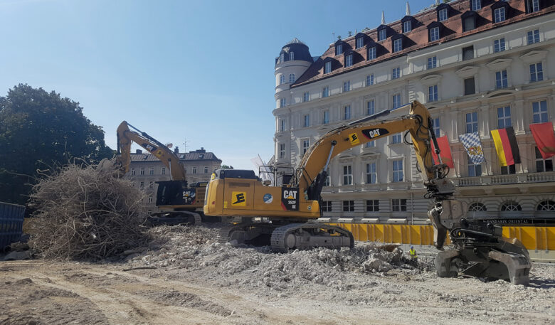 Cat-Bagger 352-F unterstützen Parkhaus-Rückbau in München