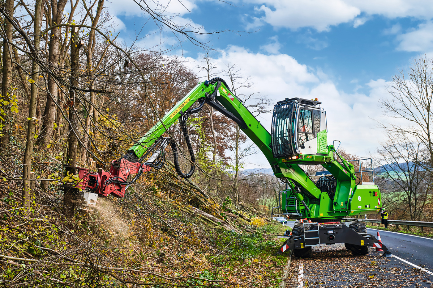 Fällbagger Sennebogen 718 E fällt Bäume