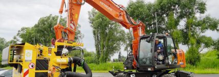 Hitachi-Mobilbagger mit Saugbagger-Anbaugerät von Kiesel optimiert Rohrleitungsbau