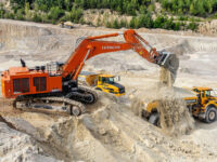 Hitachi-Bagger Zaxis 890LCH-6 und Radlader ZW370-6