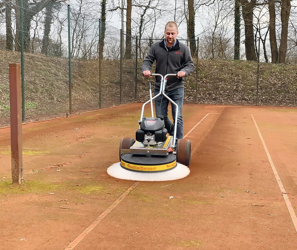 Tennisplatz reinigen mit Radialbesen