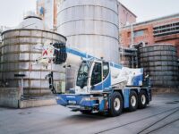 50-t-Liebherr-Kran mit zusätzlichem elektrischen Antrieb