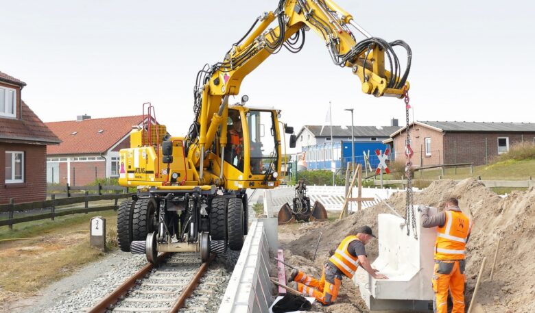 Atlas-Zweiwegebagger 1404 ZW bei Gleisarbeiten