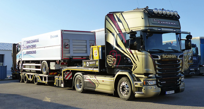 Elektro-Scania P 25 BEV aufgeladen auf Sattelauflieger