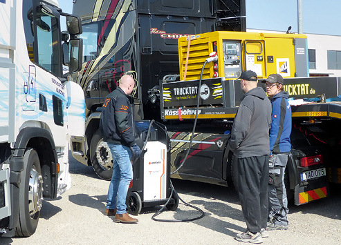 Diesel-Aggregat mit mobiler Ladesäule lädt Scania P 25 BEV