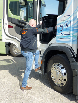 Einstieg in die Fahrerkabine des Scania P 25 BEV