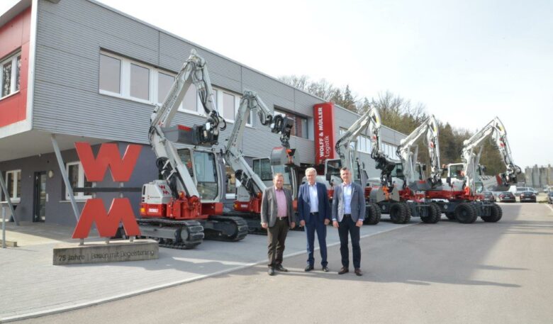 Acht Takeuchi-Bagger an Bauunternehmen übergeben