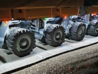 Spektakulärer Schwertransport auf Alu-Panels
