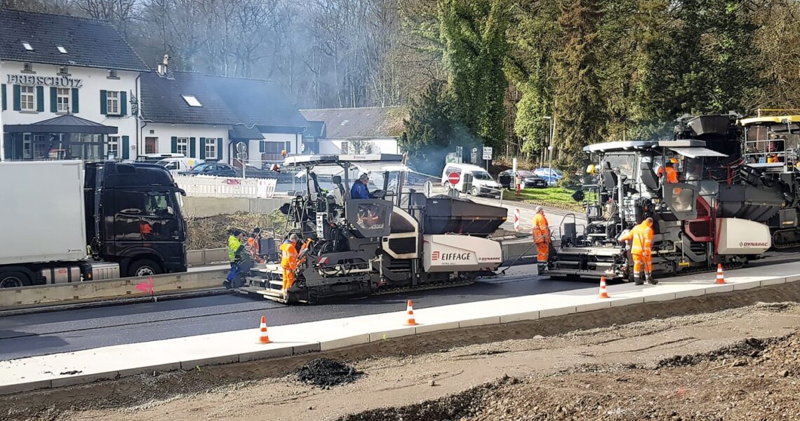 Dynapac Asphalt-Fertiger beim Straßenbau