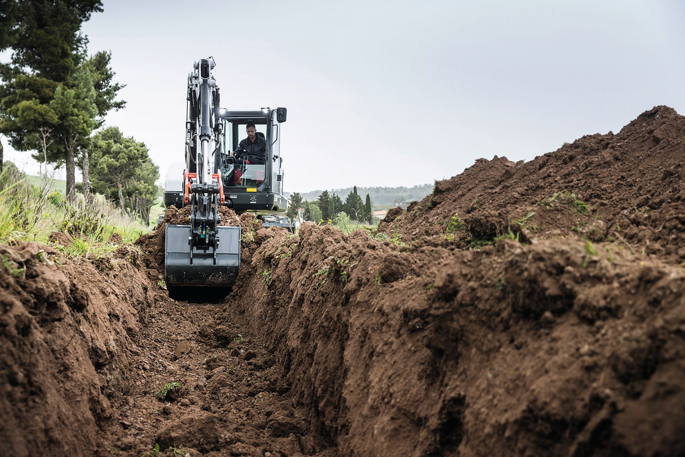 Bobcat Minibagger E88 beim Grabenbau