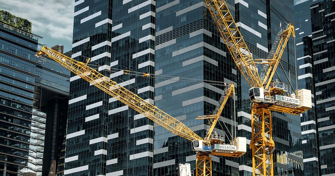 Verstellausleger-Kran von Liebherr beim Bau der Central Boulevard Towers in Singapur