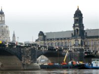 Fördertechnik von Zeppelin Rental schwimmt auf der Elbe