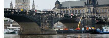 Fördertechnik von Zeppelin Rental schwimmt auf der Elbe