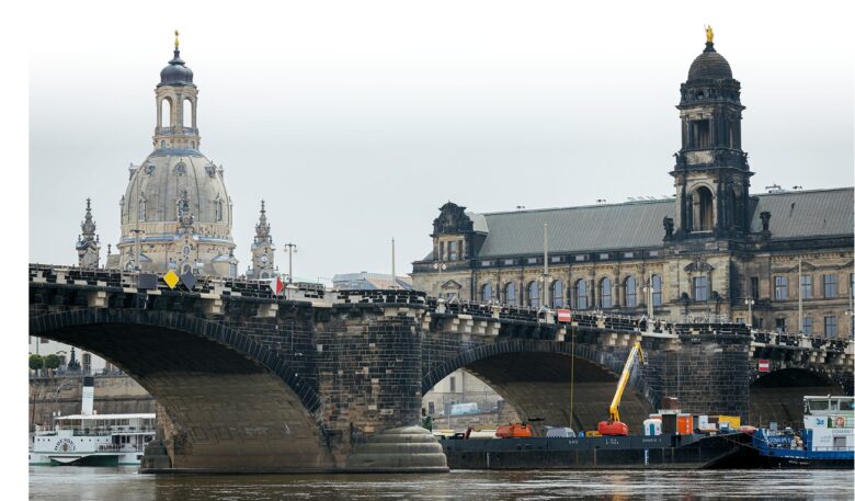 Fördertechnik von Zeppelin Rental schwimmt auf der Elbe