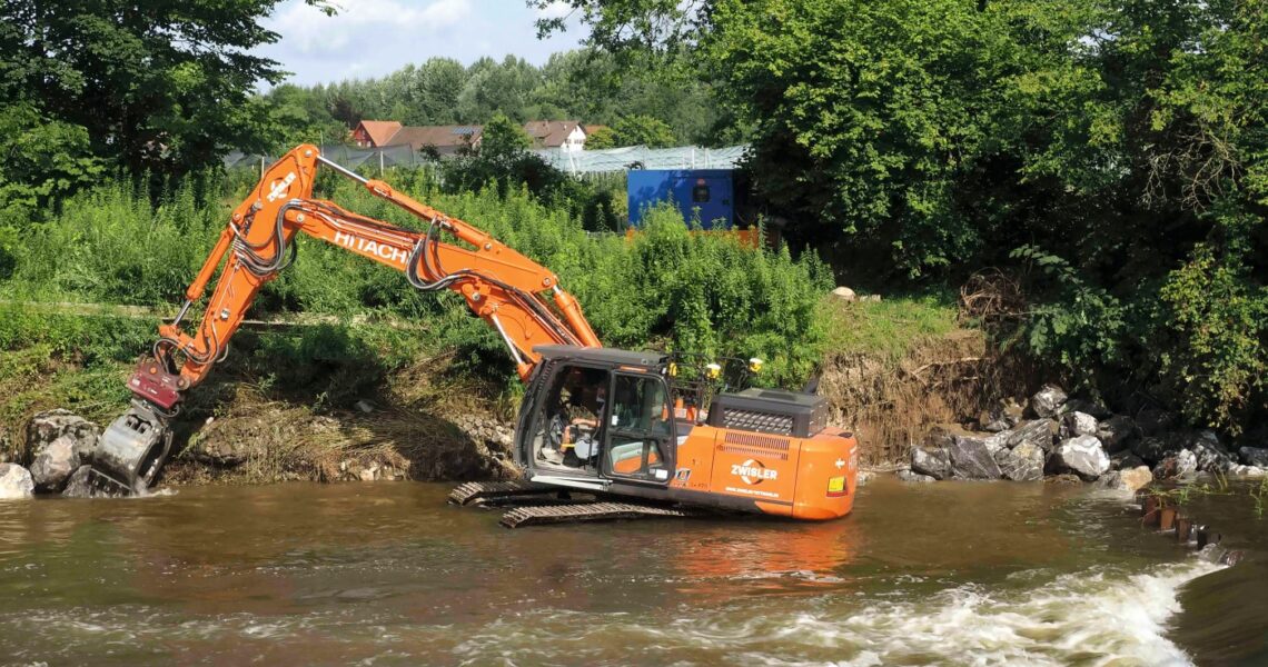 Hitachi-Raupenbagger ZX300-7VA beim Fischtreppenbau im Fluss