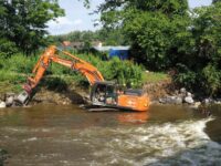 Hitachi-Raupenbagger ZX300-7VA meistert Arbeit im Fluss