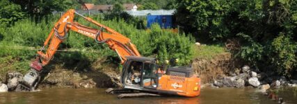 Hitachi-Raupenbagger ZX300-7VA meistert Arbeit im Fluss