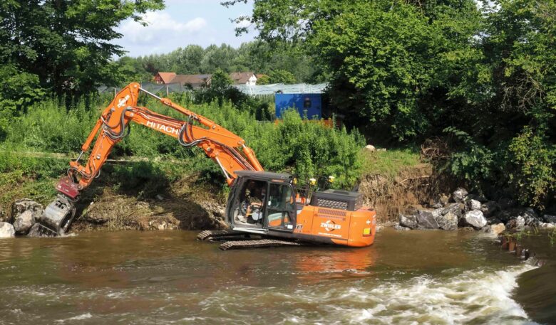 Hitachi-Raupenbagger ZX300-7VA meistert Arbeit im Fluss