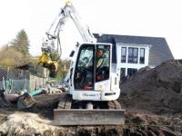 Takeuchi TB 257 FR meistert diffizile Galabau-Arbeiten