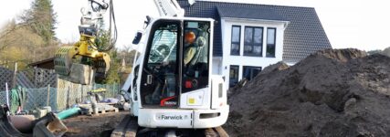 Takeuchi TB 257 FR meistert diffizile Galabau-Arbeiten