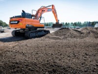 Smarter Doosan-Bagger mit vollelektrischer Hydrauliktechnologie