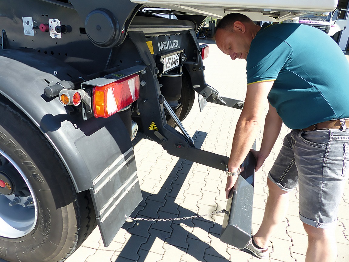 MAN 18.470 TGS Unterfahrschutz mit Gasddruck-Feder