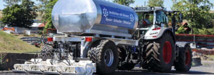 Stehr-Plattenverdichter mit Wasserwagen schont Ressourcen