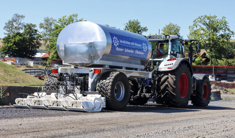 Stehr-Plattenverdichter mit Wasserwagen schont Ressourcen