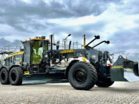 Cat-Motorgrader 140 AWD mit mehr Leistung und Tempo