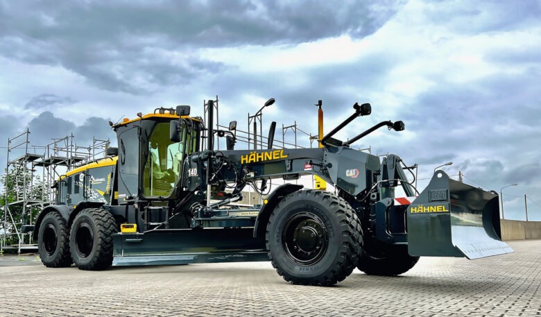 Cat-Motorgrader 140 AWD mit mehr Leistung und Tempo