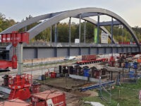 Stahlbogenbrücke unter voller Kontrolle