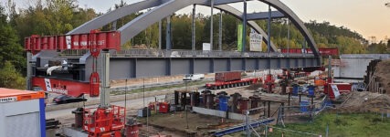 Stahlbogenbrücke unter voller Kontrolle