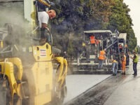 Mit luftreinigendem und lärmdämpfendem Asphalt