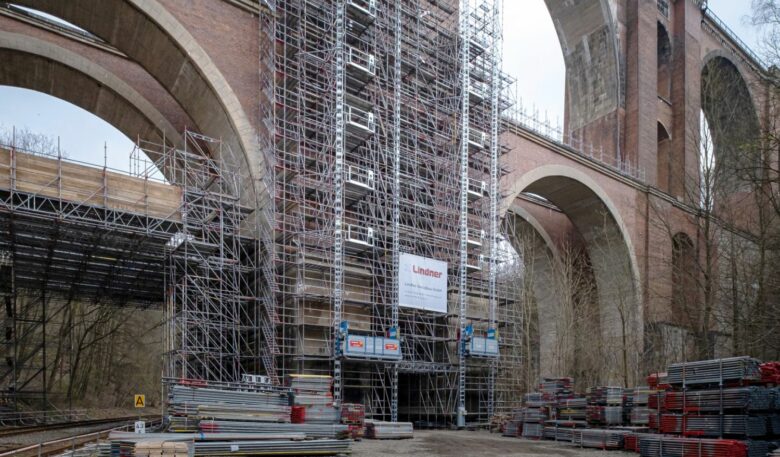 Geda-Bauaufzüge stemmen Mammutsanierung an Ziegelsteinbrücke