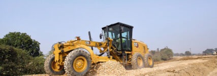 Cat-Motorgrader 120 GC praxisgerecht ausgerüstet