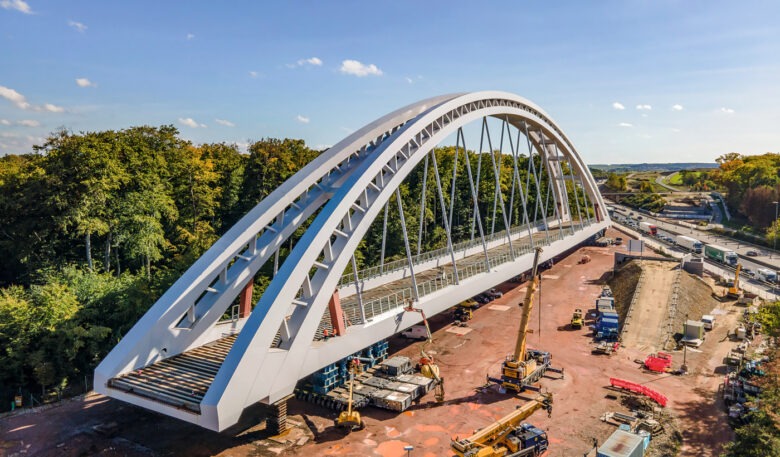 Brücke der Superlative perfekt positioniert