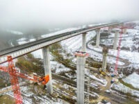 Schwing-Betonpumpe beim Brückenbau an der Sauerlandlinie