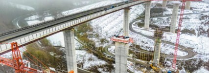 Schwing-Betonpumpe beim Brückenbau an der Sauerlandlinie