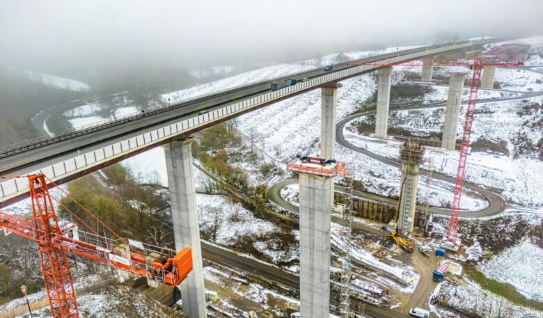 Schwing-Betonpumpe beim Brückenbau an der Sauerlandlinie