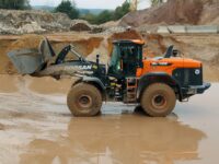 Doosan-Radlader DL420CVT-7 beweist seine Stärken im Sandwerk