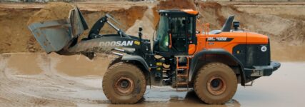 Doosan-Radlader DL420CVT-7 beweist seine Stärken im Sandwerk