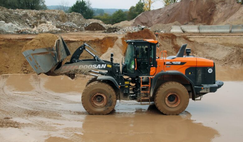 Doosan-Radlader DL420CVT-7 beweist seine Stärken im Sandwerk