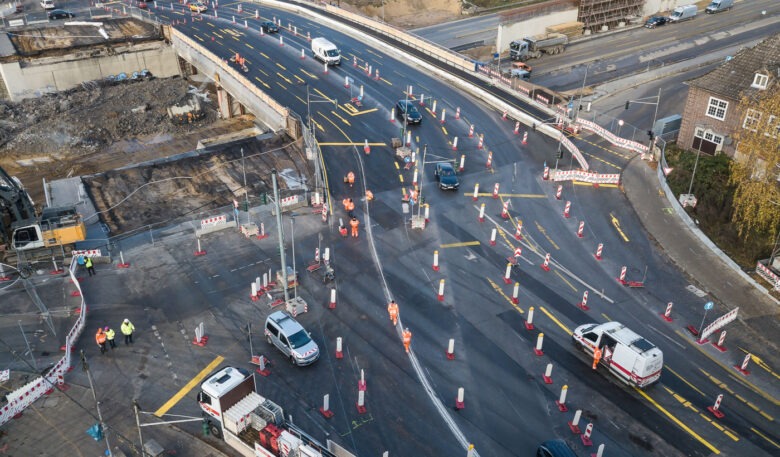 Verkehrsführung von Zeppelin Rental sichert Brückenabriss