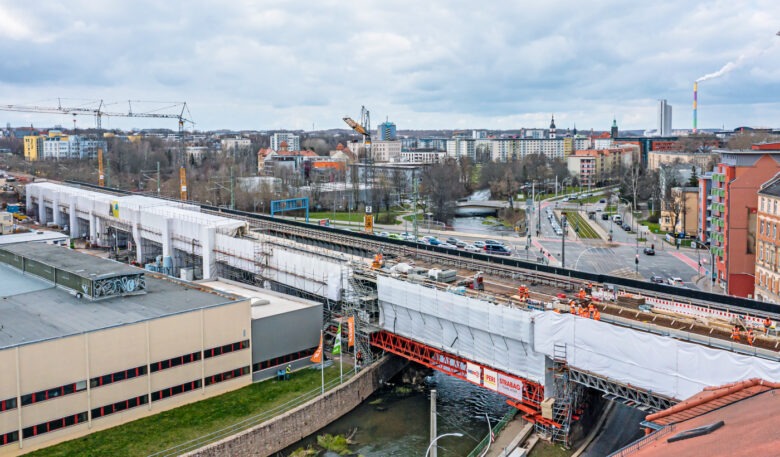 Digital unterstützte Peri-Gerüstlösung für Brückensanierung